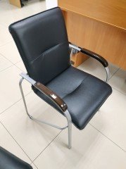 Стул для посетителей из кожзама